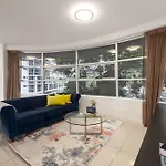 Newly Renovated 3br 2 Parking Spaces Pool Gym Views Walk To Shops Apartment *