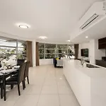 Newly Renovated 3br 2 Parking Spaces Pool Gym Views Walk To Shops Apartment *