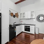 High Ceiling 1 Bedroom In The Apartment *