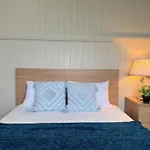 Stylish & Bright 3-Bdrs Family In Holland Park West