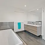 Spacious 4br Near Sunnybank With Modern Amenities *