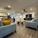 Spacious 4br Near Sunnybank With Modern Amenities Apartment *