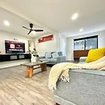 Spacious 4br Near Sunnybank With Modern Amenities Apartment *