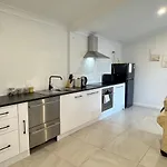 Spacious Belmont Granny Flat Easy Access To Cbd & Bayside