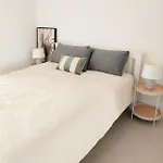Modern 5-guest Pool Retreat For Family & Business Apartment *