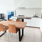 Apartment Modern 5-guest Pool Retreat For Family & Business *