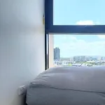 Modern 5-guest Pool Retreat For Family & Business Apartment *