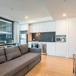 1-Bedroom Apartment With Pool, Sauna, And Parking In South Brisbane
