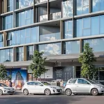 1-Bedroom Apartment With Pool, Sauna, And Parking In South Brisbane