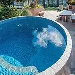 1-bedroom With Pool, Sauna, And Parking In South *