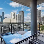 1-bedroom With Pool, Sauna, And Parking In South Apartment Brisbane