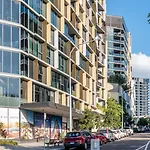 1-bedroom With Pool, Sauna, And Parking In South Brisbane