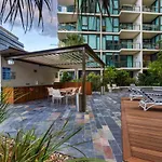 Pool View Urban Oasis 2Bed Apartment