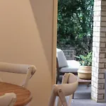 Leafy Retreat Townhouse Near Airport & City