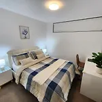 Luxury 2 Bedroom Apt Near South Bank With Free Car Park, Pool, City Views And Sofa Bed