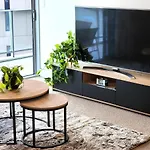 Spacious River View Escape With Free Secure Park - 2Br, 2Ba And Sofa Bed