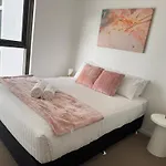 Elite Stays With City And Sunset View - Free Parking