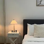 Prime Toowong 3br - Walk To Shops And Transport Apartment *