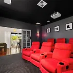 Maison Marie: Cinebar Getaway 4 Bedrooms 2.5 Baths
