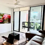 Noir Reverie - Designer Home By The River, Free Carpark, Gym & Pool