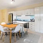 Modern Top Floor 2Br With Private Deck