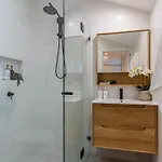 Holiday home Luxury Queenslander Awaits! Sleeps 8, 3 Car Parks *