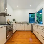 Holiday home Luxury Queenslander Awaits! Sleeps 8, 3 Car Parks *