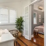 Holiday home Luxury Queenslander Awaits! Sleeps 8, 3 Car Parks