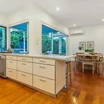 Luxury Queenslander Awaits! Sleeps 8, 3 Car Parks