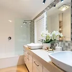 Holiday home Luxury Queenslander Awaits! Sleeps 8, 3 Car Parks *