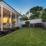 Luxury Queenslander Awaits! Sleeps 8, 3 Car Parks