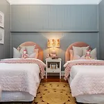 Luxury Queenslander Awaits! Sleeps 8, 3 Car Parks *