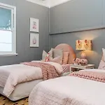 Luxury Queenslander Awaits! Sleeps 8, 3 Car Parks Brisbane