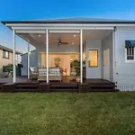 Holiday home Luxury Queenslander Awaits! Sleeps 8, 3 Car Parks Brisbane