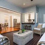 Luxury Queenslander Awaits! Sleeps 8, 3 Car Parks Brisbane