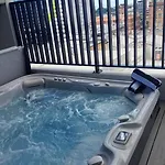 Apartment Alfred & Turner Apartments, Luxury 2 Bedroom In The Heart Of The Valley *