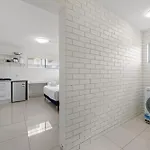 Cozy Studio Near Gabba With Ac, Comfy Bed & Laundry