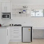 Cozy Studio Near Gabba With Ac, Comfy Bed & Laundry