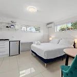Cozy Studio Near Gabba With Ac, Comfy Bed & Laundry