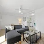 Spacious 2Brm Apt Close To Gabba With Parking & Wifi