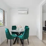 Spacious 2Brm Apt Close To Gabba With Parking & Wifi