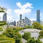 Stylish 3Brm Apt With City Views,Free Parking & Wifi