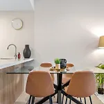 Bright Apt With Balcony, Rooftop Pool & Parking!