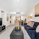 Bright Apt With Balcony, Rooftop Pool & Parking!