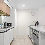 Bright Apt With Balcony, Rooftop Pool & Parking!