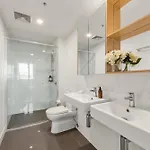 Stunning Views, King Beds, Gym, Pool, Parking Apartment