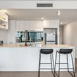 Apartment Stunning Views, King Beds, Gym, Pool, Parking *
