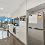 Stylish Apt And Best Location With King Bed, Pool, Gym