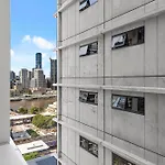 Stylish Apt With King Bed, Gym, Pool