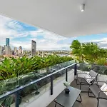 Million Dollar View, Location, King Bed, Pool Apartment